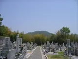 墓地背後に望む秋葉山 (2007-05-08撮影)